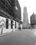 851715 Gezicht op de in de steigers geplaatste voorgevel van het Stadhuis (Stadhuisbrug 1) te Utrecht, tijdens ...